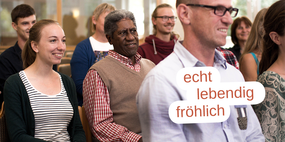 Fröhliche, lebendige und echte Menschen feiern gemeinsam Gottesdienst.